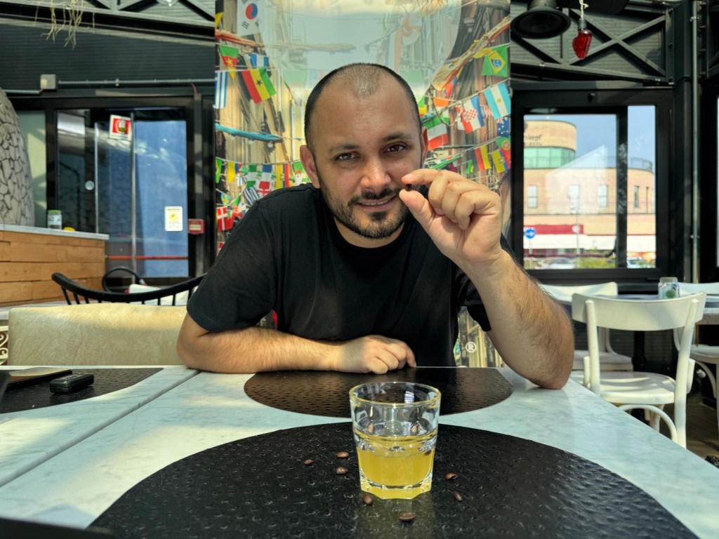 Dalla pizza al liquore, sempre con il cuore. Ciro Di Maio firma un omaggio che sa di memoria e libertà, come le risate sporche di Pierino. Lo chef napoletano che lavora a Brescia: “Un gesto da cuoco popolare, un artigiano con la farina nelle mani e la strada nel cuore. Perché anche un liquore può raccontare un pezzo d’Italia che non dimentica”.