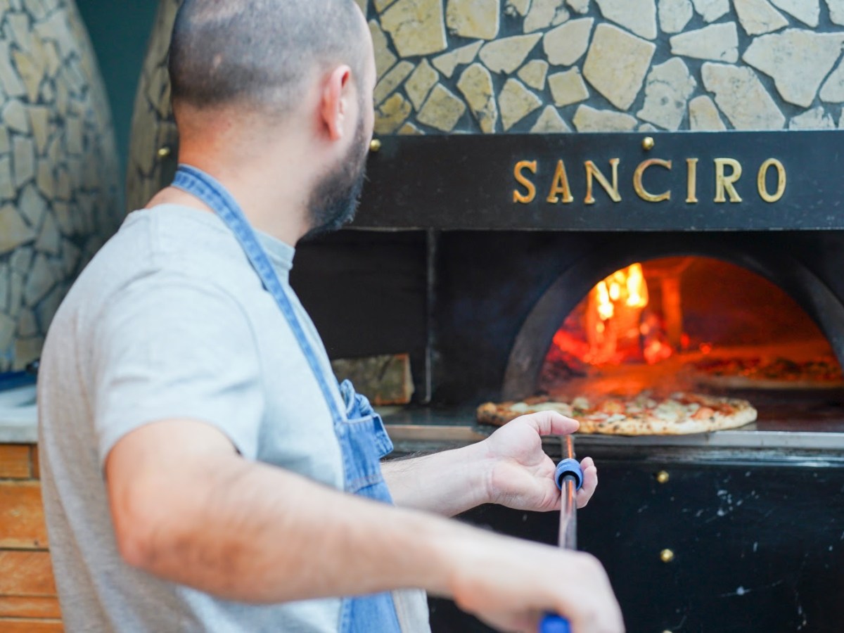 Oggi iniziano i corsi dello chef napoletano Ciro che insegna l’arte della pizza ai disoccupati&nbsp;bresciani