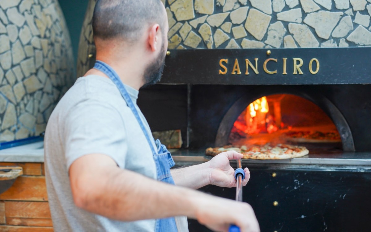 Oggi iniziano i corsi dello chef napoletano Ciro che insegna l’arte della pizza ai disoccupati&nbsp;bresciani